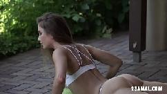 La flexible belleza mary rock envuelve a un chico y su virilidad