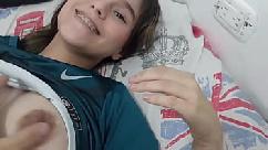 Encuentro a mi hermanastra con mi ropa puesta y se la quito hasta terminar follandomela